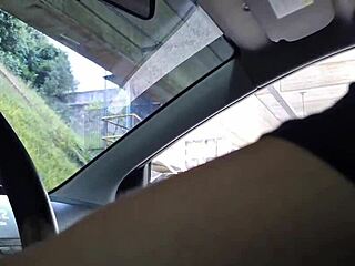 Дерзкая красотка мастурбирует на публике под открытым небом