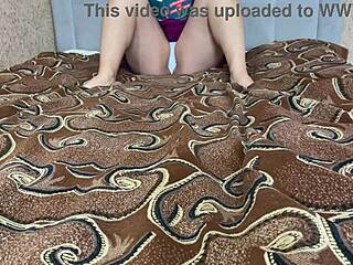 Manželka roztáhla nohy v šortkách