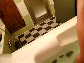 欲情したアジアのビッチが無修正フェチフェラで屈む