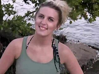 Rubia en Bikini Se Desnuda Audazmente en Playa Pública.