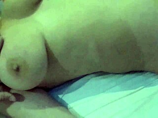 branquinha chupando e esfregando a bucetinha na portinha da buceta pra provocar o comedor