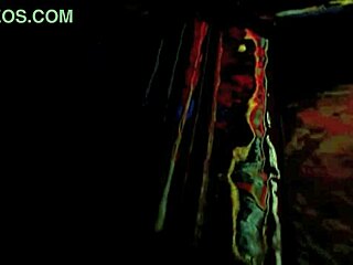 Koukni na tuhle vintage milfku s velkým klitorisem, jak válí retro porno jako profík