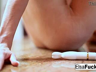 Teen Elsa teases solo in kitchen playtime 😘