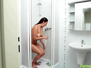 Não resisto à Valentina Ross no chuveiro