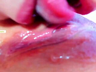 Hermanastras aburridas lamen coño salvaje mientras padres están fuera, cinta amateur con dedos intensos