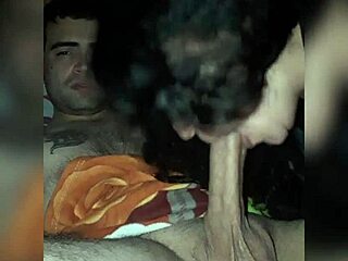 Mačeha uči pastorka oralnih spretnosti za njegovo punco. Latina amaterka sisa kurca s strastjo!