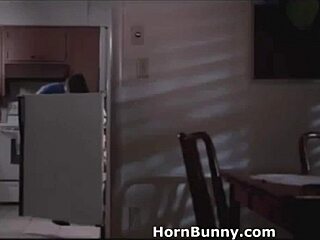 Mama vitregă se furișează cu fiu vitreg pe la spatele bărbatului