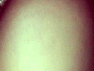 Esposa se da placer con un vibrador en escena íntima