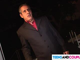 Mladé 18+ dievča zvedené nadržaným párom na horúcu skupinovú orgiu