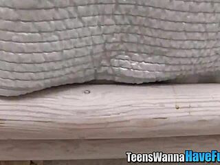 Wilde Party wird zu lesbischem Dreier mit Dildo-Spiel. Geschmeckte orale Genüsse!