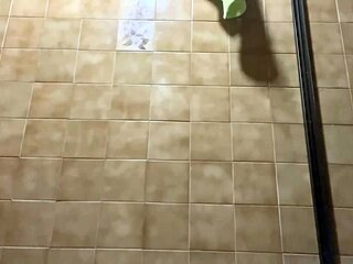 Vídeo amador de uma enfermeira voluptuosa sendo filmada em uma sala de consulta