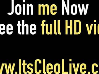 svarte babe Cleo suger svart kuk, river klær i doggy på webcam