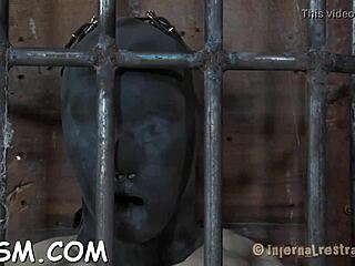 IJverige vibrator spel voor gebonden chick