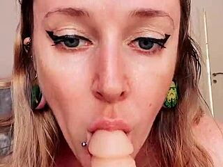 Hey, nézd ahogy őrülten lovagolom ezt a dildót! 😜