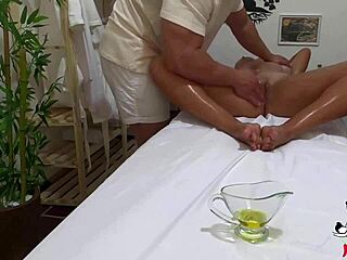 ดูเมียลาติน่าจัดหนักกับหมอนวดในเซสชั่นแทนทริกสุดเสียว