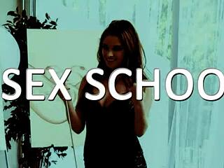 カービーブロンドミルフ・アンナ・ソフィア・バーグルンドがカメラに向かってセクシーポーズ