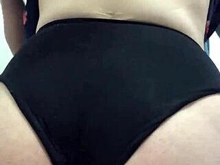 Moj najboljši prijatelj je prosil za kopalnico, a sem ga najprej poljubila