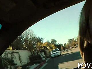 Jovem pequena de 18+ adora foda intensa de cachorrinho.