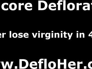 Ljubka devica Gwyneth Petrova raziskuje svojo obrito muco v nežnem bližnjem posnetku