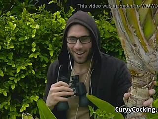 וואו, נערה מפותלת בביקיני נדפקת חזק באמבטיה! 🛁