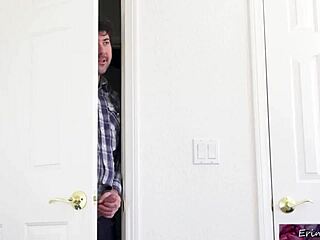 Üvey kardeşim beni orospuluk yaparken yakaladı, siktirdim!