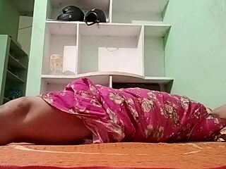 מאהבים הודים נתפסים עושים מין סודי במקום מוסתר בבית