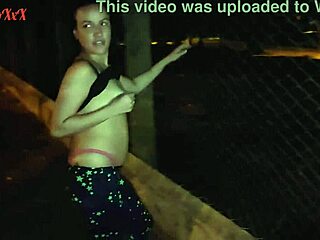 Vagninho 和 Holy Rubi 展示火辣苗条拉丁妹在公园公共尿尿和闪屁股