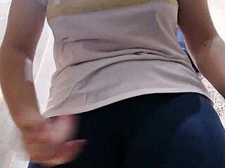 Mama močno squirta v trgovski garderobi!