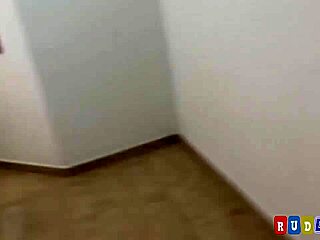 אני דופק אחיינית חורגת סקסית, מתחבא בארון קודם!