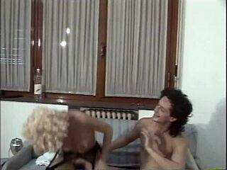 热辣复古肛交，金发荡妇在复古场景中