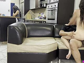 Tío, estoy jugando con mi sobrina mientras está en mi regazo