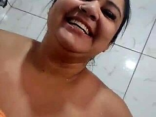 Caramba! Mary Butterfly, casada safada, provoca no chuveiro pra todos