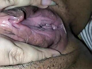 minha buceta está cremosa, olha como eu explodo em orgasmo incrível