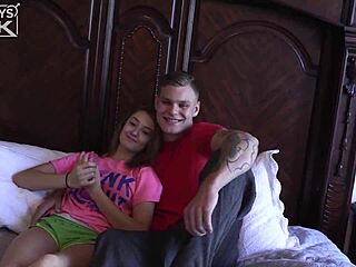 Vrišti mlada 18-godišnja plavuša ne može podneti masivni kurac u pikapu