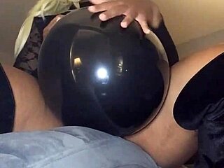 Babe qui adore les ballons et qui possède une vidéo de vérification d'un gros cul