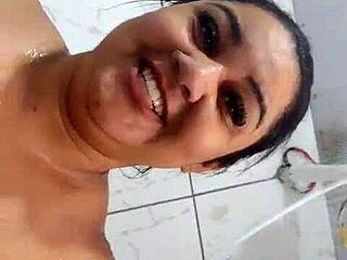 Caramba! Mary Butterfly, casada safada, provoca no chuveiro pra todos