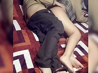 Estudiante mexicana con pelo largo recibe corrida en el culo después de clase 😏