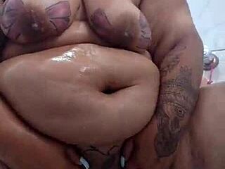 Caramba! Mary Butterfly, casada safada, provoca no chuveiro pra todos