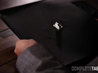 Brunette fetish di sepatu hak dapat facial hardcore