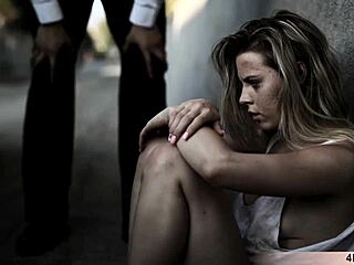 小柄な18+ブロンドティーンが金持ち男に激しく突かれる