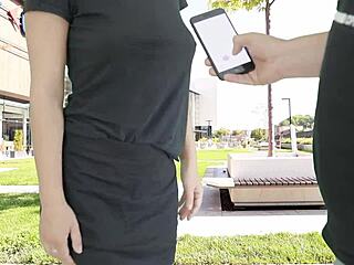 Gozando Forte com Vibrador Lush na Praça do Shopping Público em Plena Luz do Dia