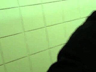 Safadeza sa odohráva v telocvični kúpeľni, čistý vzrušenie s horúcimi chlapmi