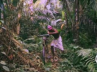 بانغنولي أفريقيا يعرض مازي أوكورو ينيك أرملة فقيرة لحد ما تكب