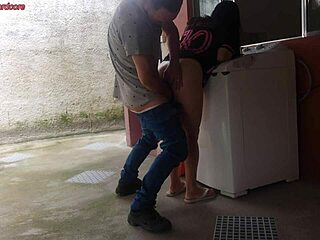 已婚主妇丈夫不在时用屁股支付洗衣机技工