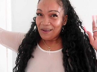 Aku sangat terangsang nonton Latina dengan pantat besar membungkuk untuk instruksi doggystyle