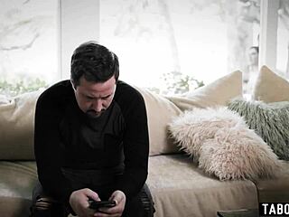 Başarısız Oyuncu Keira Croft Yurt Odasında Dev Yarrağı Sürüyor