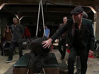 Hej, pozri tú veľké prsia otrokyňa fistovanú na verejnosti!