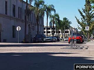 Lena Paul ขี่หนักเพื่อครีมพายลึกสองครั้งใน Pornfidelity