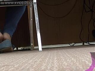 Eens Teaste een Vrouw in de Bibliotheek met Kandidaat Naakte Nylons en Blauwe Jeans Flats Shoeplay