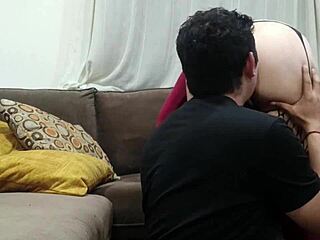 Milf administradora viene en su día libre para un oral caliente